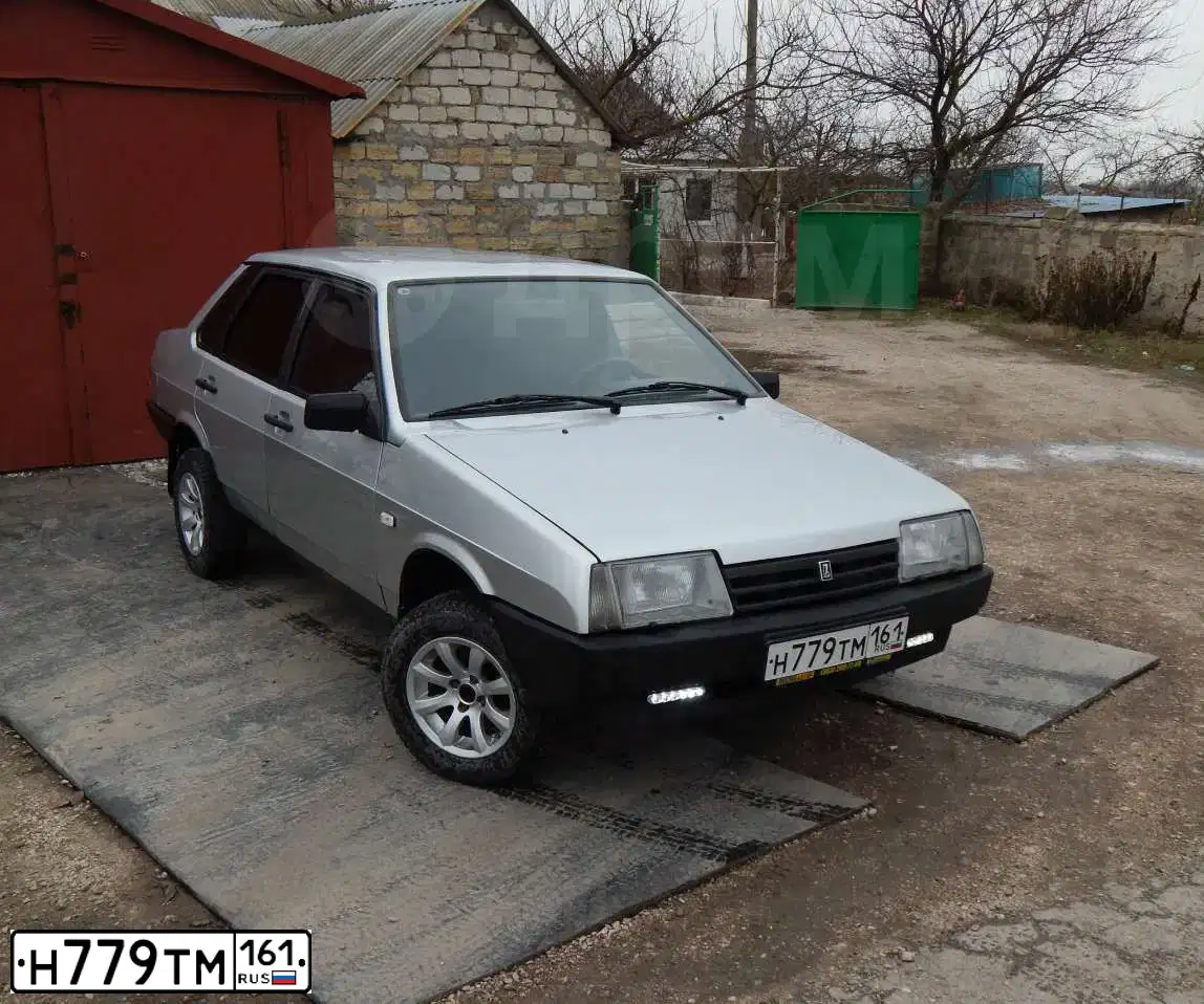Фото автомобиля VAZ 2109 SAMARA, 2003 — госномер В700КУ61. Цвет: СЕРЕБРИСТЫЙ МЕТАЛЛИК
