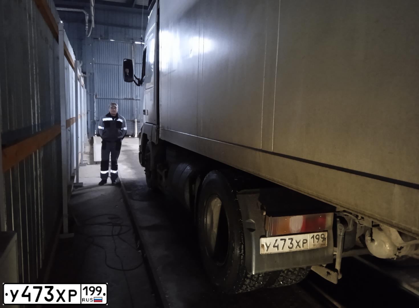 Фото автомобиля VOLVO SERIE FH /4X2/, 2001 — госномер У473ХР199. Цвет: БЕЛЫЙ