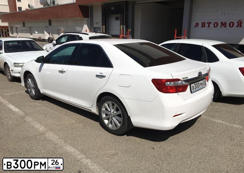 Фото автомобиля TOYOTA CAMRY, 2013 — госномер Е001ОА134. Цвет: Белый