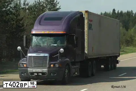 Фото автомобиля FREIGHTLINER CENTURY S/T, 2004 — госномер Т402ВР98. Цвет: СИРЕНЕВЫЙ