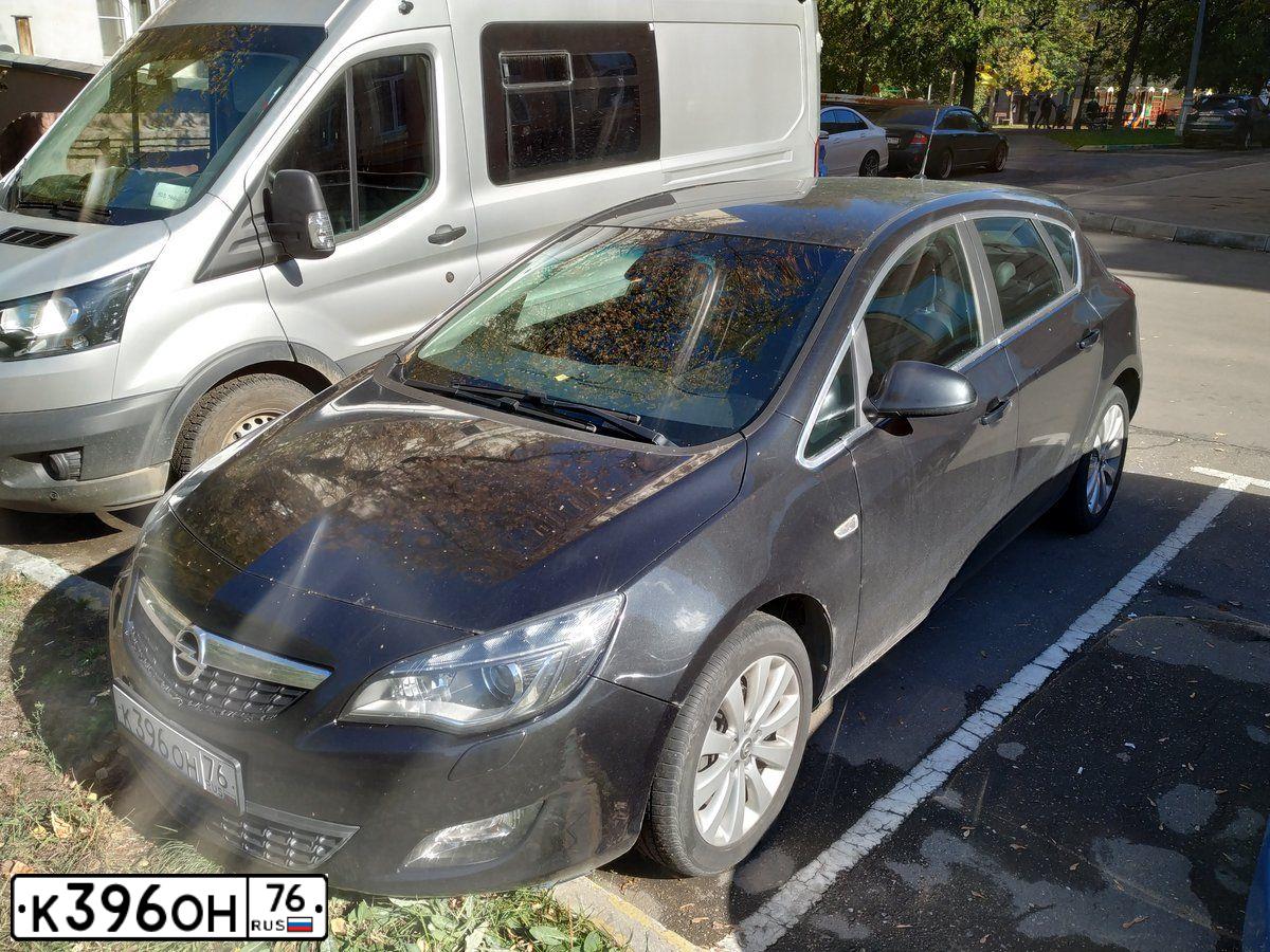 Фото автомобиля OPEL ASTRA, 2012 — госномер К985РН790. Цвет: ЧЕРНЫЙ