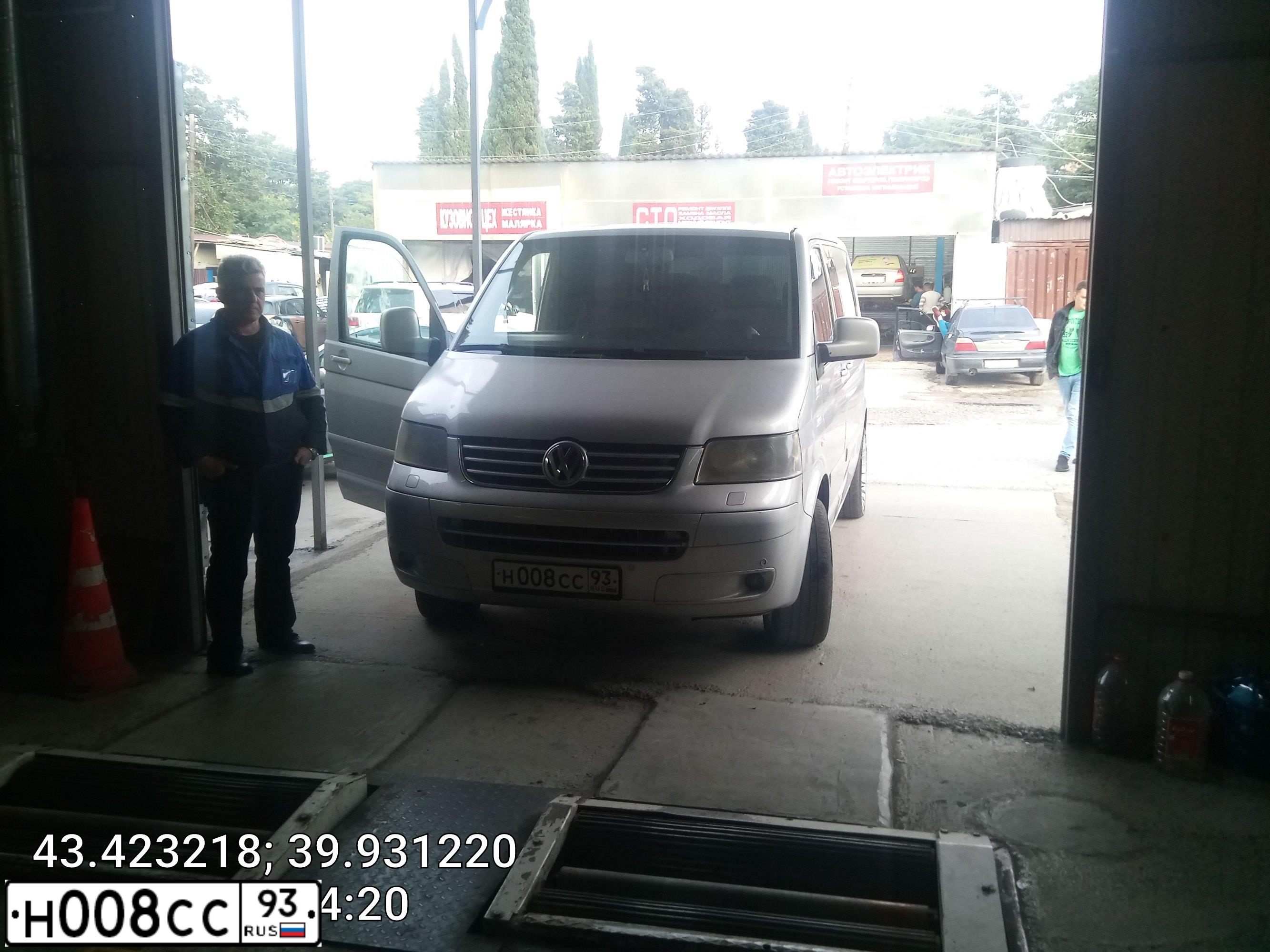 Фото автомобиля VOLKSWAGEN MULTIVAN, 2004 — госномер Н008СС93. Цвет: Серебристый