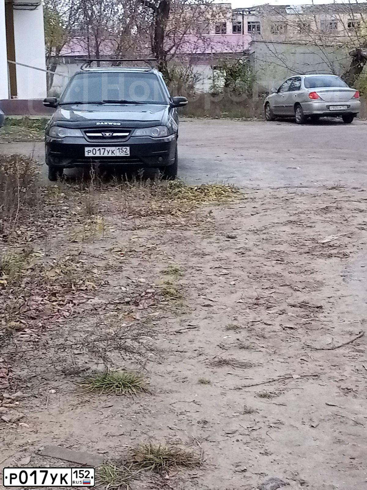 Фото автомобиля DAEWOO NEXIA, 2013 — госномер Р017УК152. Цвет: Бледно-Черный