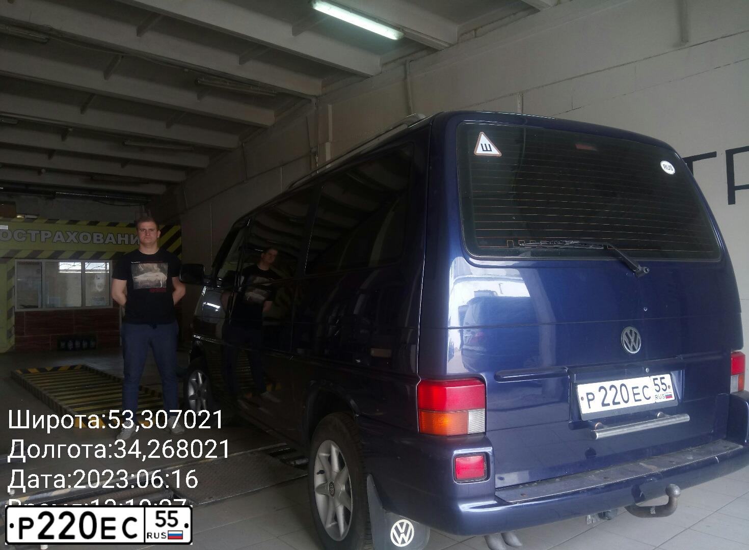 Фото автомобиля VOLKSWAGEN (WV2) CARAVELLE, 2000 — госномер О653ОХ32. Цвет: синий