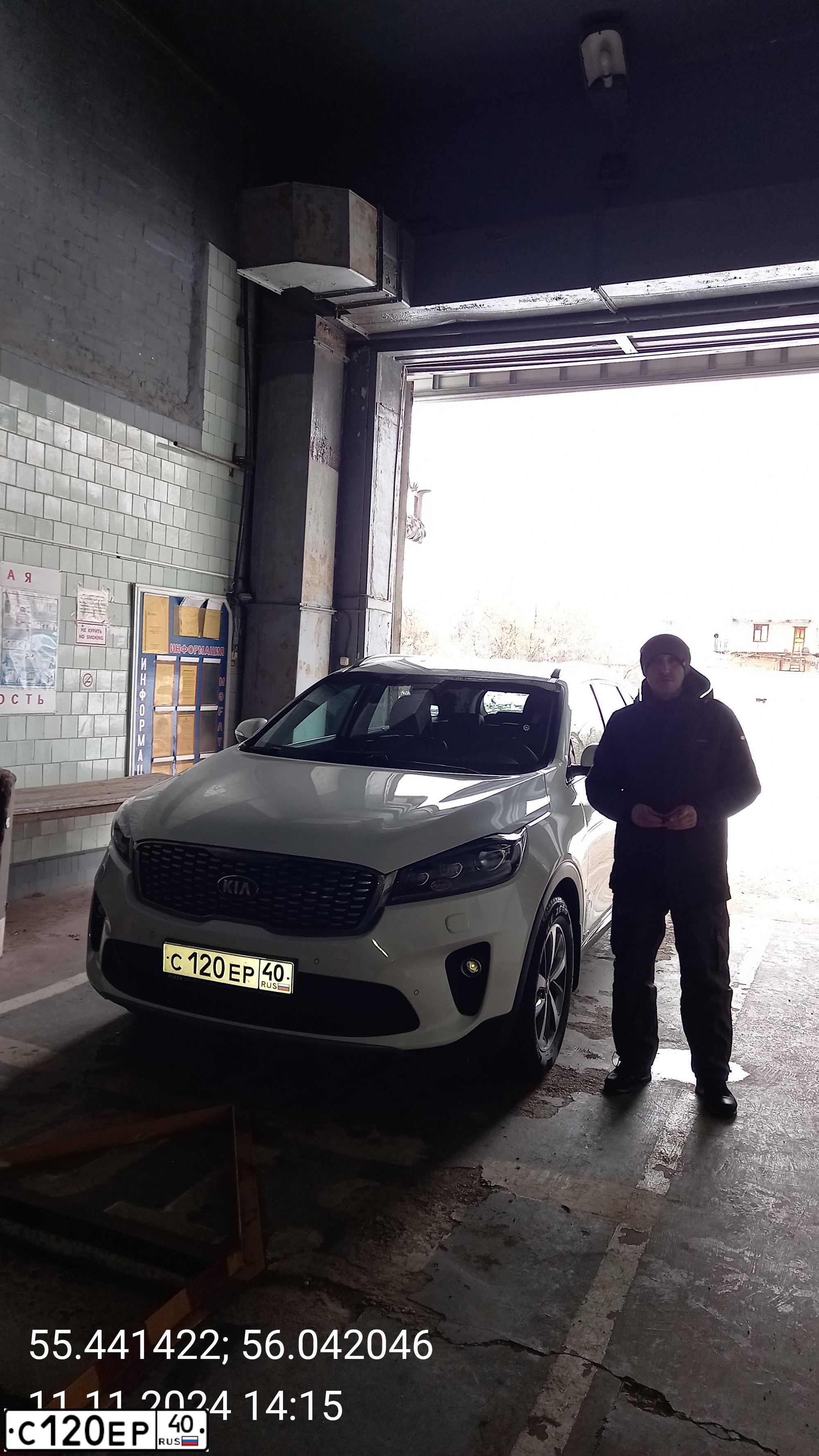 Фото автомобиля KIA SORENTO, 2018 — госномер М060РК702. Цвет: Белый