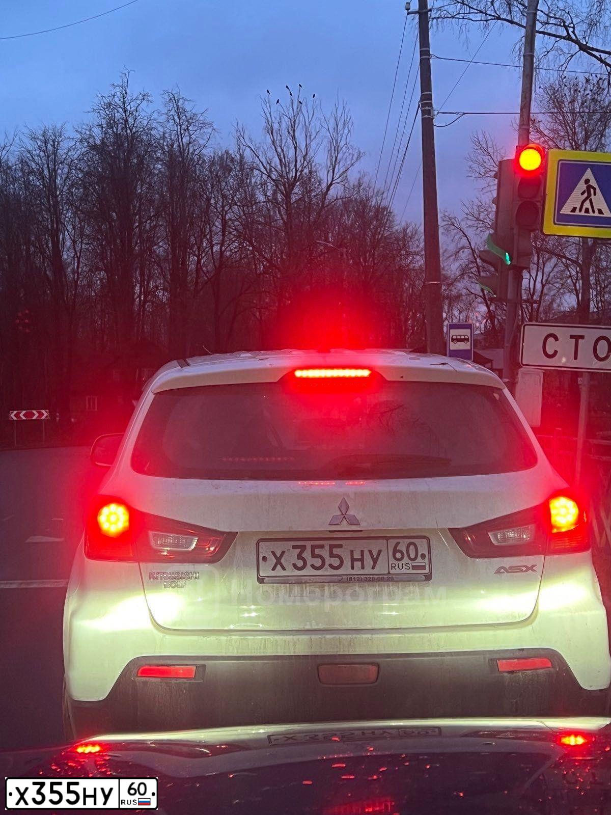 Фото автомобиля MITSUBISHI ASX, 2012 — госномер Х355НУ60. Цвет: Белый