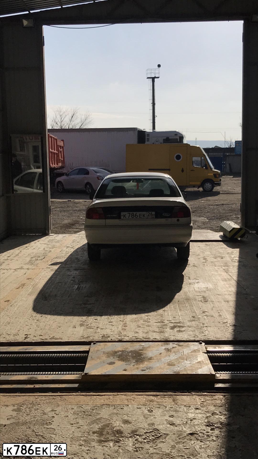 Фото автомобиля FORD Mondeo, 1994 — госномер К786ЕК26