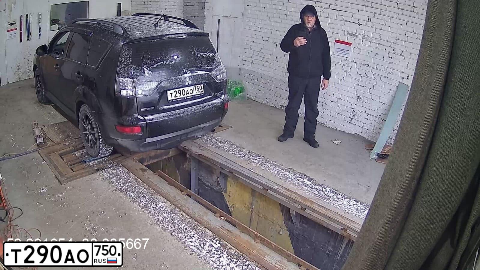 Фото автомобиля MITSUBISHI OUTLANDER, 2011 — госномер С100ЕР50. Цвет: ЧЕРНЫЙ