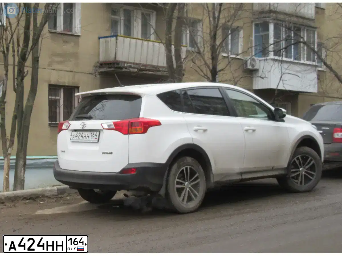 Фото автомобиля TOYOTA RAV4, 2015 — госномер А424НН164. Цвет: БЕЛЫЙ