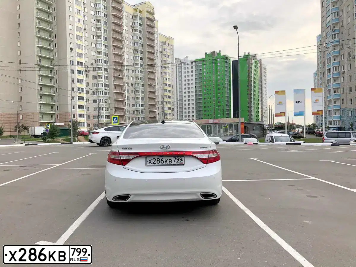 Фото автомобиля HYUNDAI GRANDEUR, 2012 — госномер Х286КВ799. Цвет: Белый