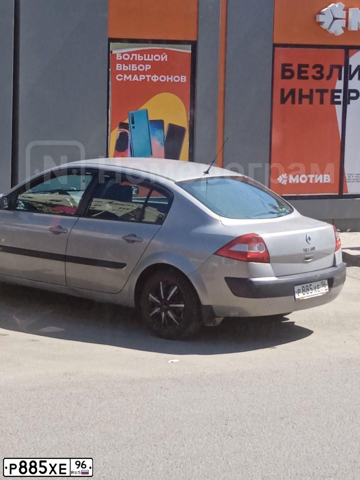 Фото автомобиля RENAULT РЕНО МЕГАН II CFE 116 115P3, 2004 — госномер Р885ХЕ96. Цвет: КОРИЧНЕВЫЙ