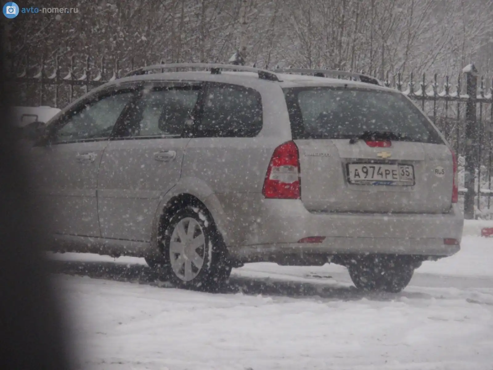 Фото автомобиля CHEVROLET AVEO, 2005 — госномер О236ОВ190. Цвет: Серебристый