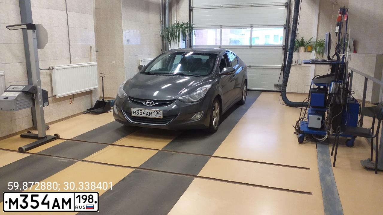 Фото автомобиля HYUNDAI ELATRA 1.6 AT, 2011 — госномер У369МТ47. Цвет: СЕРЫЙ