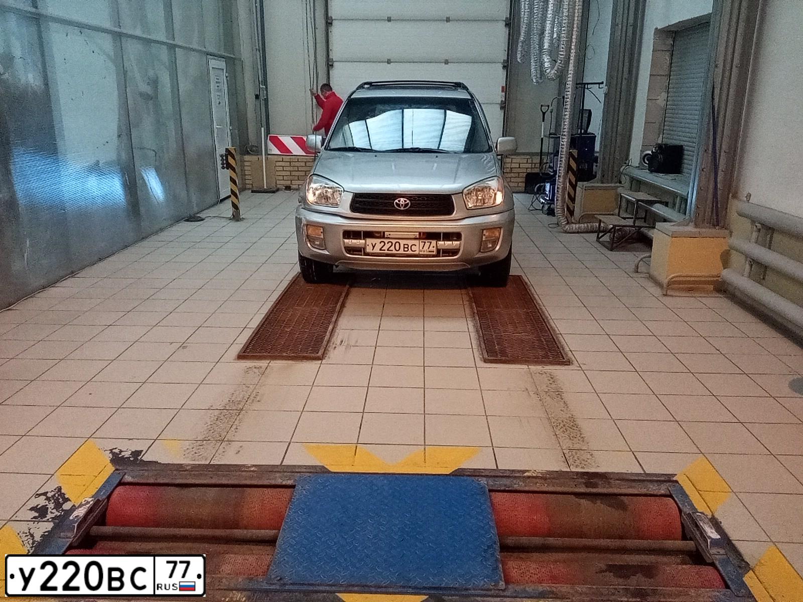 Фото автомобиля TOYOTA RAV4, 2001 — госномер Е324ММ790. Цвет: БЕЛЫЙ (СЕРЕБРИСТЫЙ)