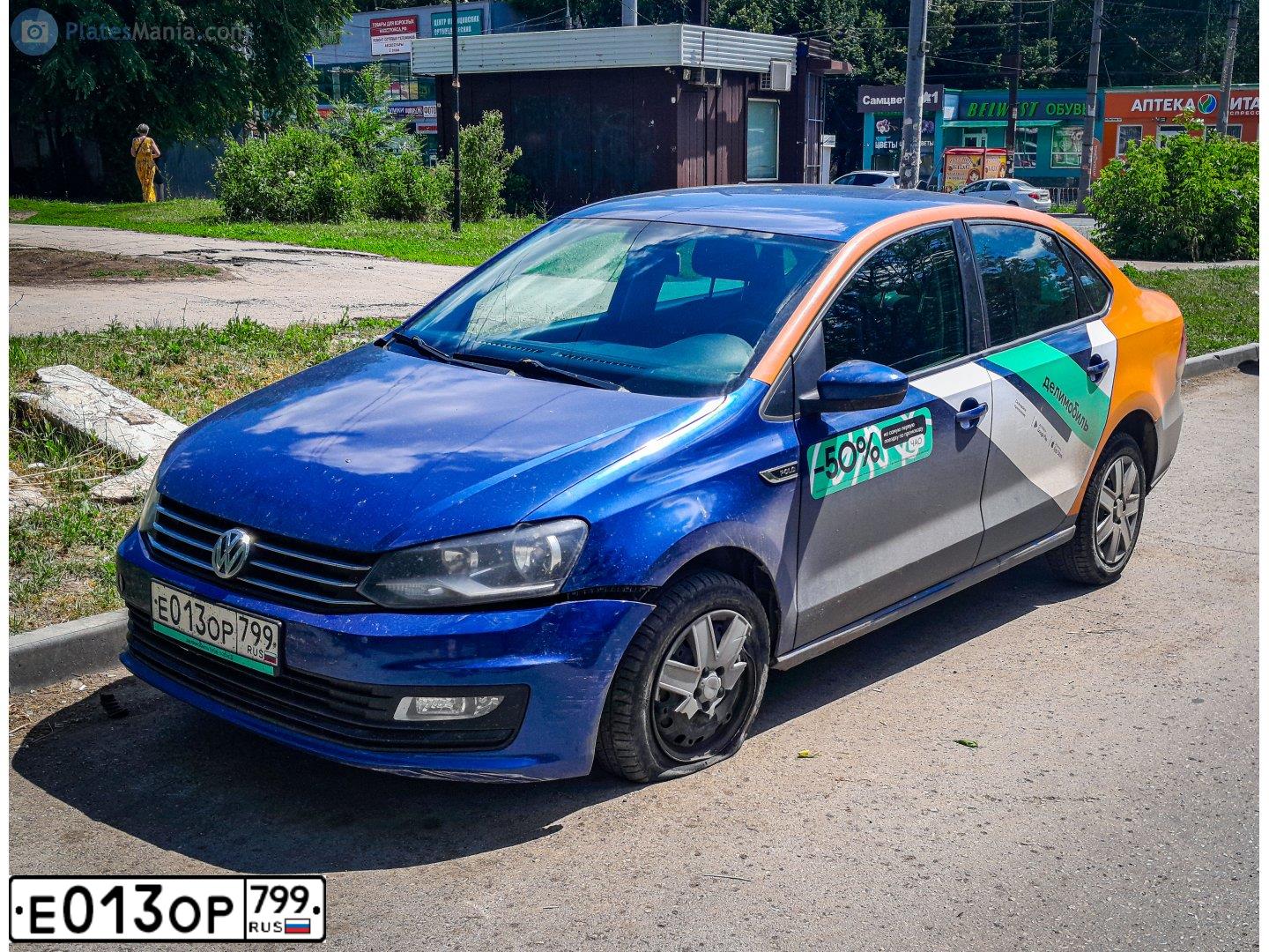 Фото автомобиля VOLKSWAGEN POLO, 2019 — госномер Е013ОР799. Цвет: ЯРКО СИНИЙ