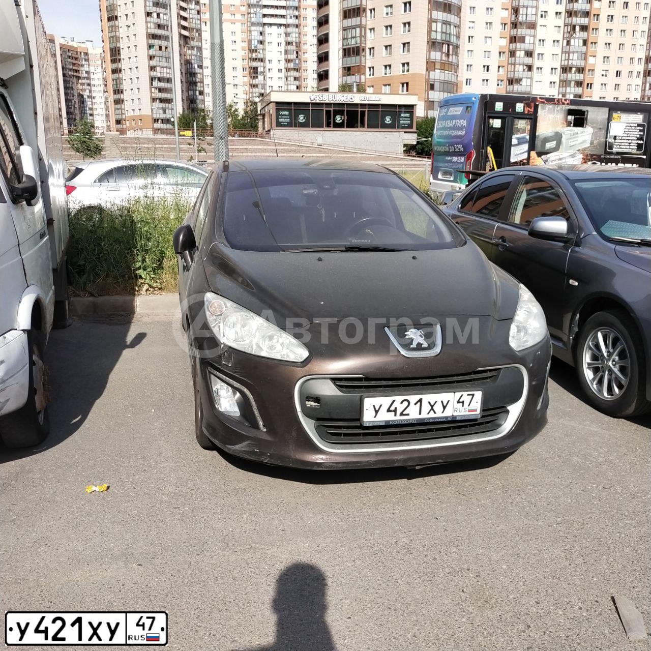 Фото автомобиля PEUGEOT 308, 2012 — госномер У421ХУ47. Цвет: КОРИЧНЕВЫЙ