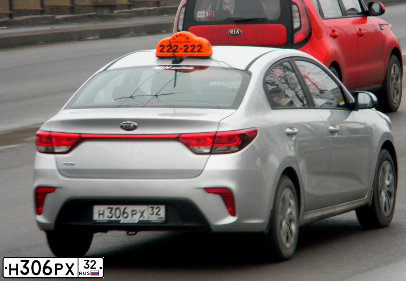 Фото автомобиля KIA RIO, 2019 — госномер О045ВН32. Цвет: Серебристый