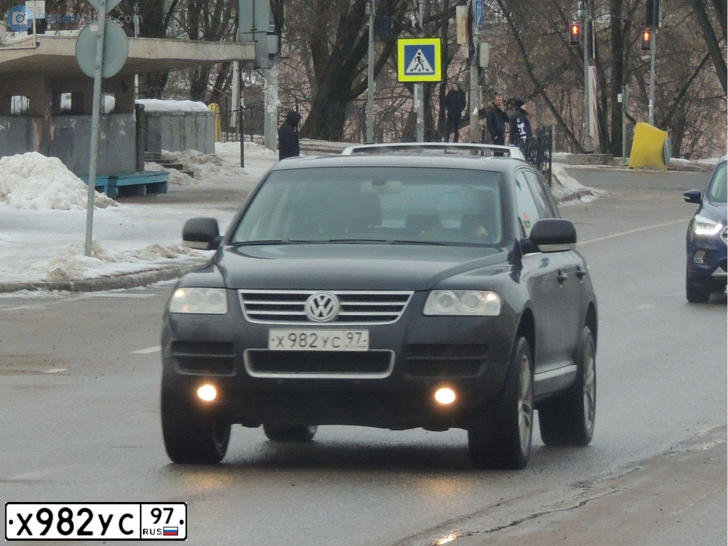 Фото автомобиля VOLKSWAGEN TOUAREG, 2005 — госномер Х982УС97. Цвет: ЧЕРНЫЙ