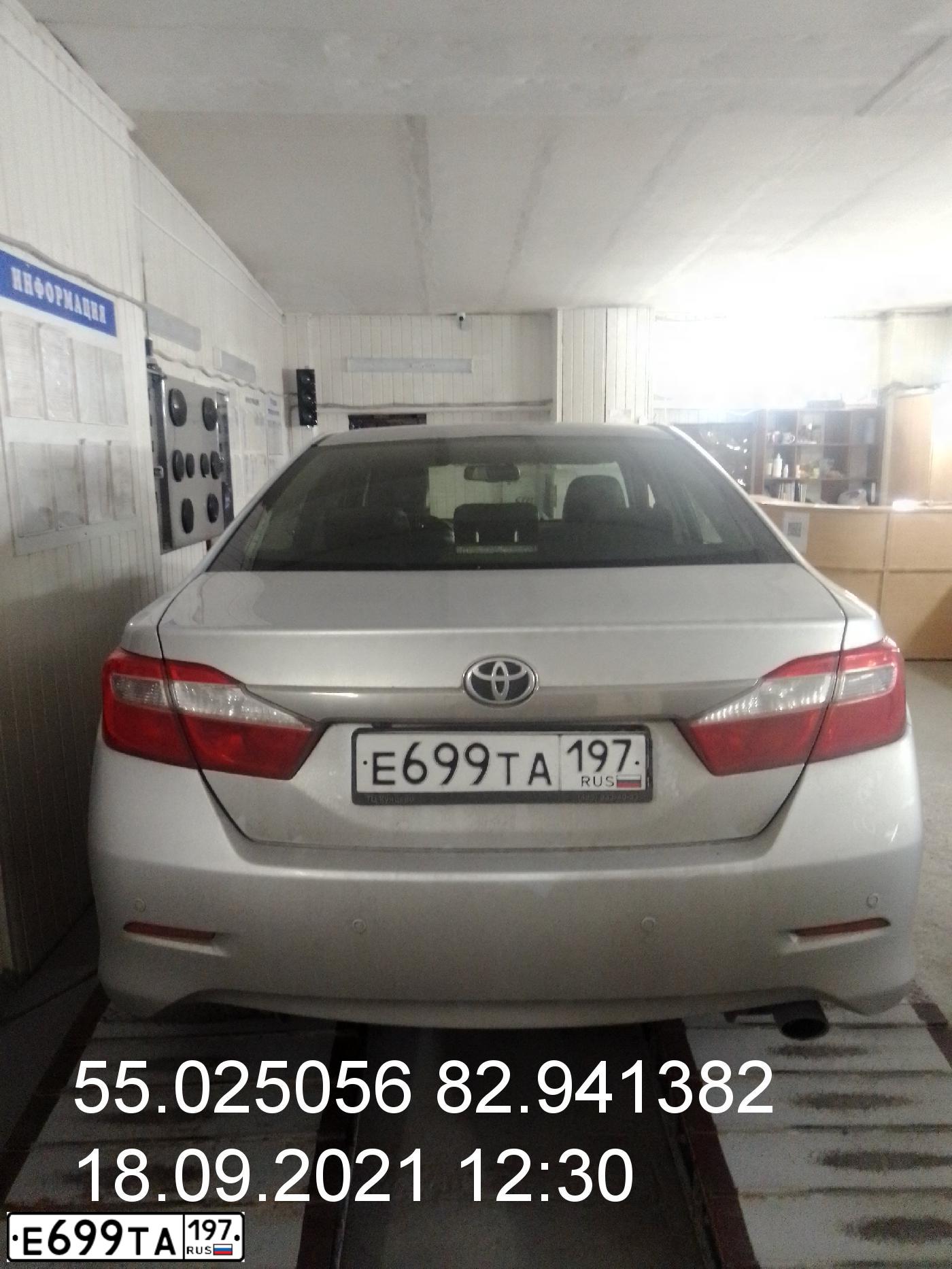 Фото автомобиля TOYOTA CAMRY, 2012 — госномер С250АУ04. Цвет: Серебристый