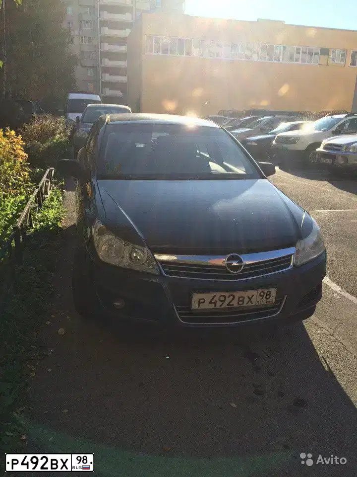 Фото автомобиля OPEL ASTRA, 2007 — госномер Р492ВХ98. Цвет: ТЕМНО-СЕРЫЙ