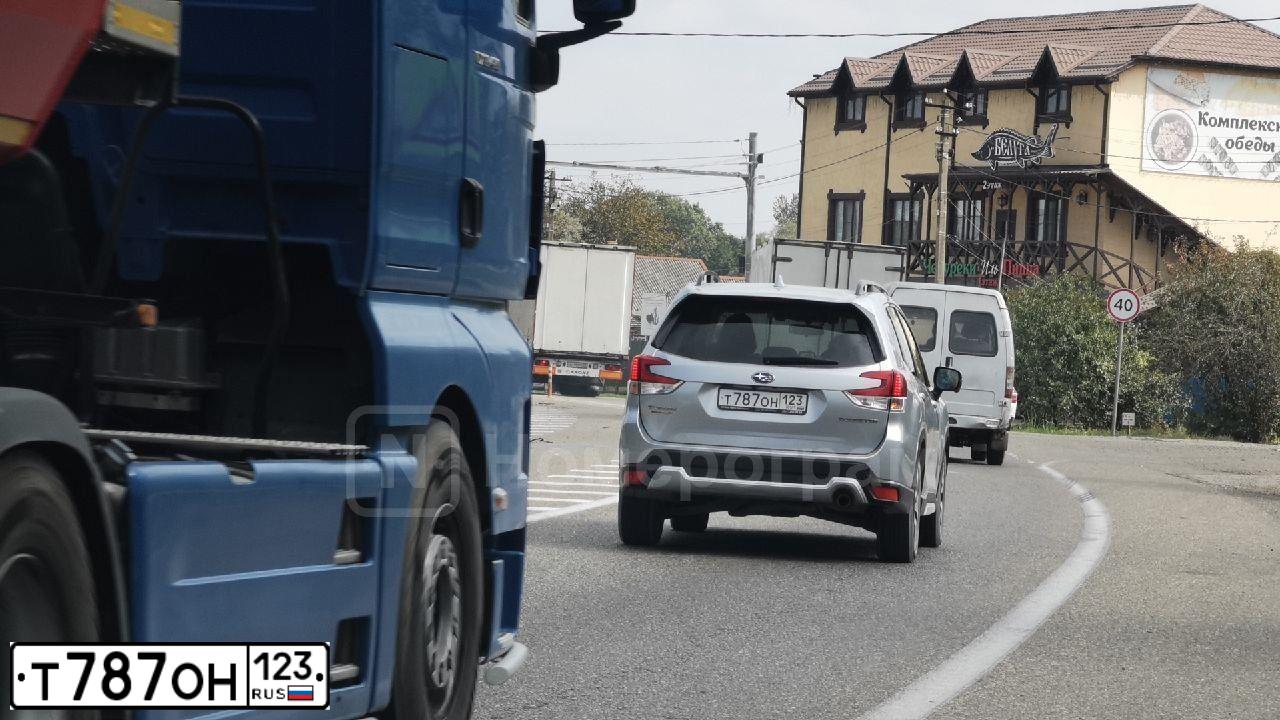 Фото автомобиля SUBARU FORESTER, 2018 — госномер У299МТ193. Цвет: СЕРЕБРИСТЫЙ