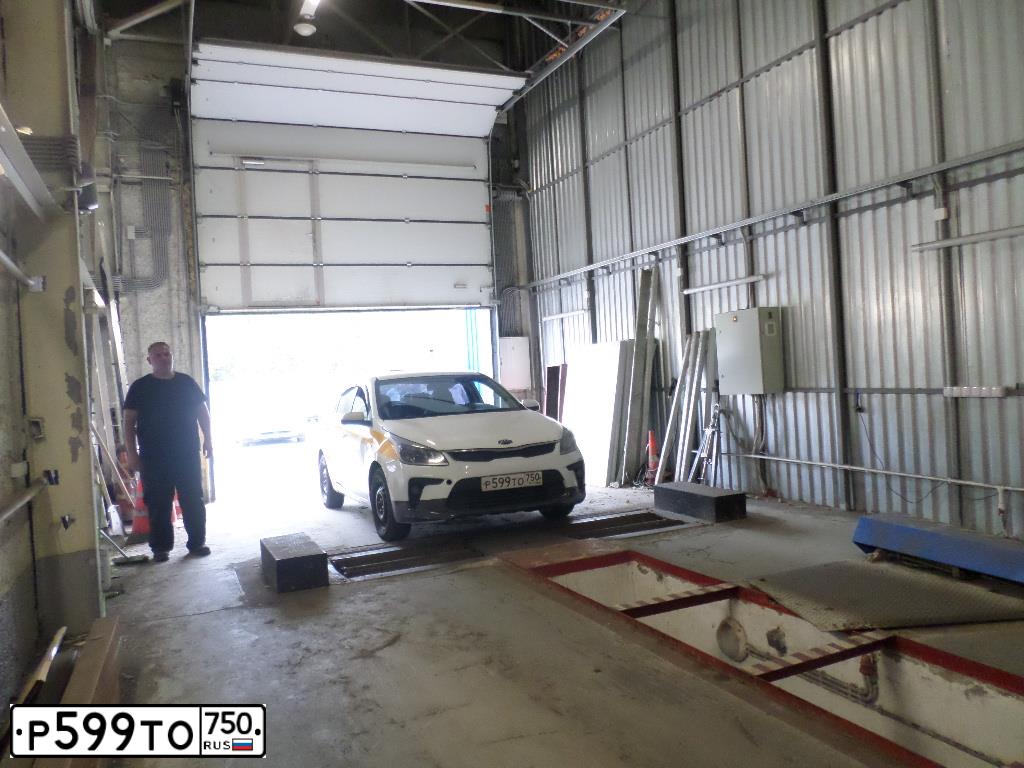 Фото автомобиля KIA RIO, 2018 — госномер Р136ТТ797. Цвет: БЕЛЫЙ-ЖЕЛТЫЙ-СЕРЫЙ