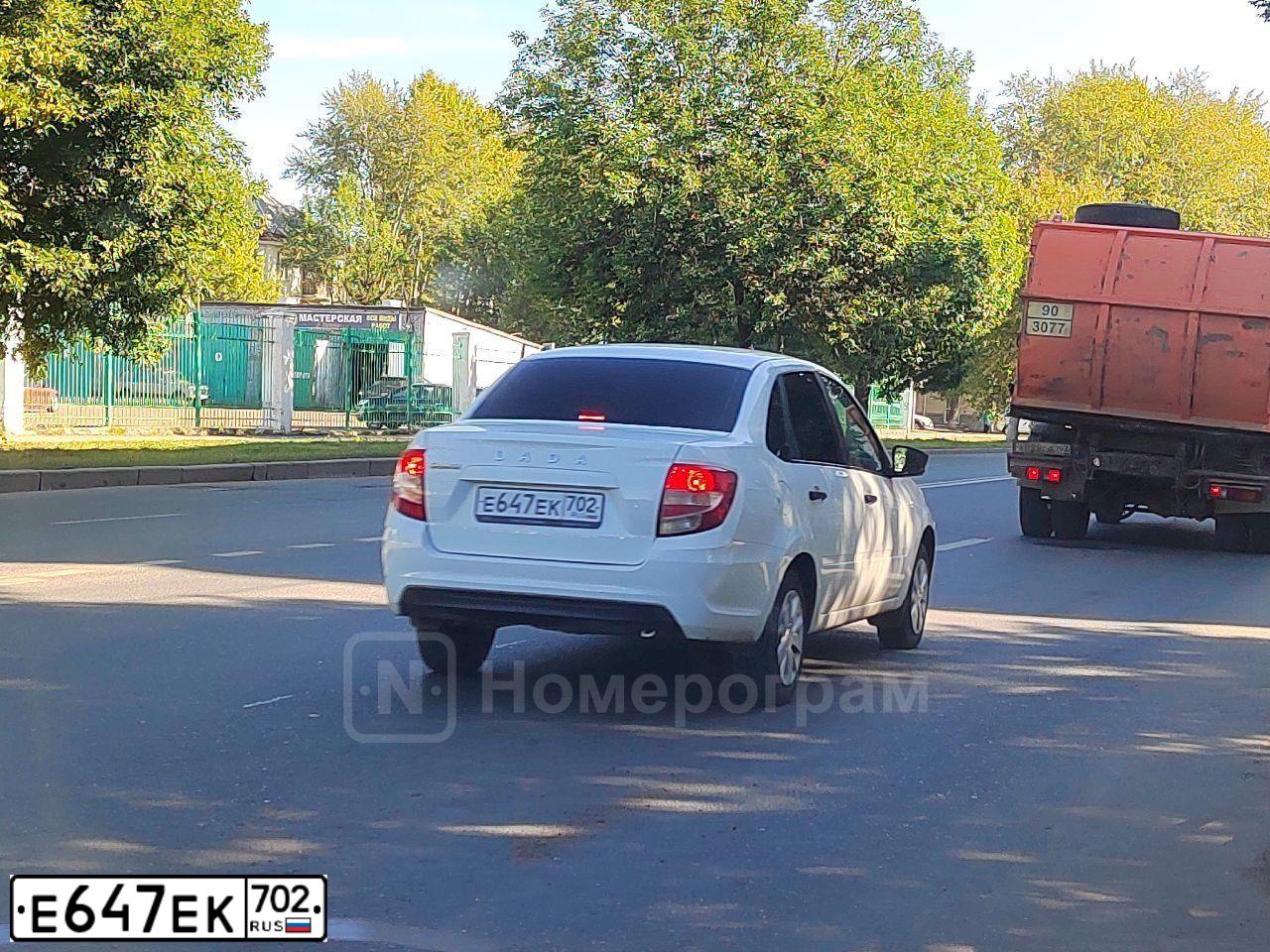 Фото автомобиля LADA 2190 GRANTA, 2020 — госномер Е647ЕК702. Цвет: Белый