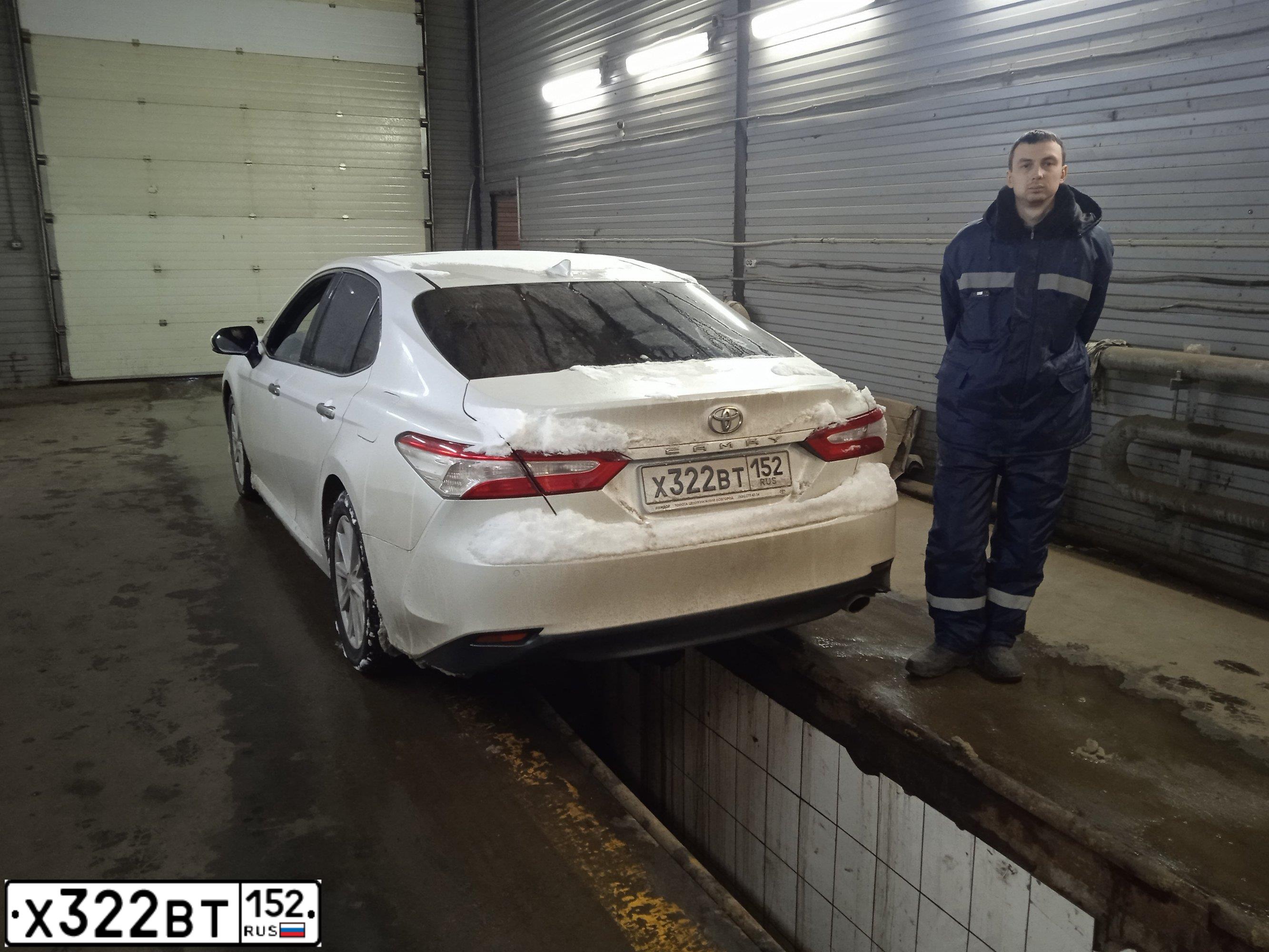 Фото автомобиля TOYOTA CAMRY, 2018 — госномер А923ЕН799. Цвет: БЕЛЫЙ ПЕРЛАМУТР
