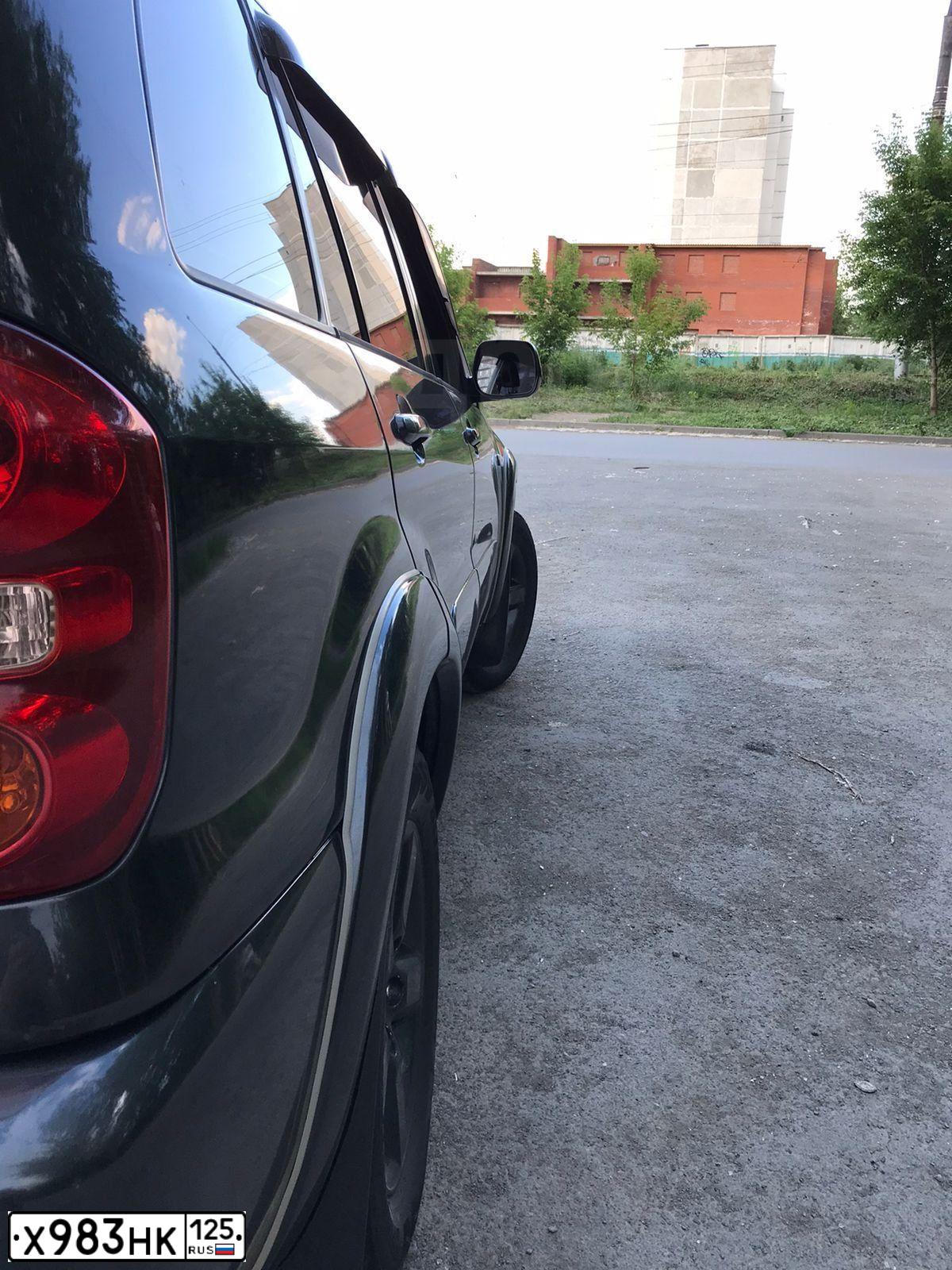 Фото автомобиля TOYOTA RAV4, 2005 — госномер Р421ВМ154. Цвет: ТЕМНО-СЕРЫЙ