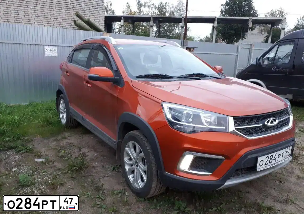Фото автомобиля CHERY TIGGO, 2017 — госномер О284РТ47. Цвет: ОРАНЖЕВЫЙ
