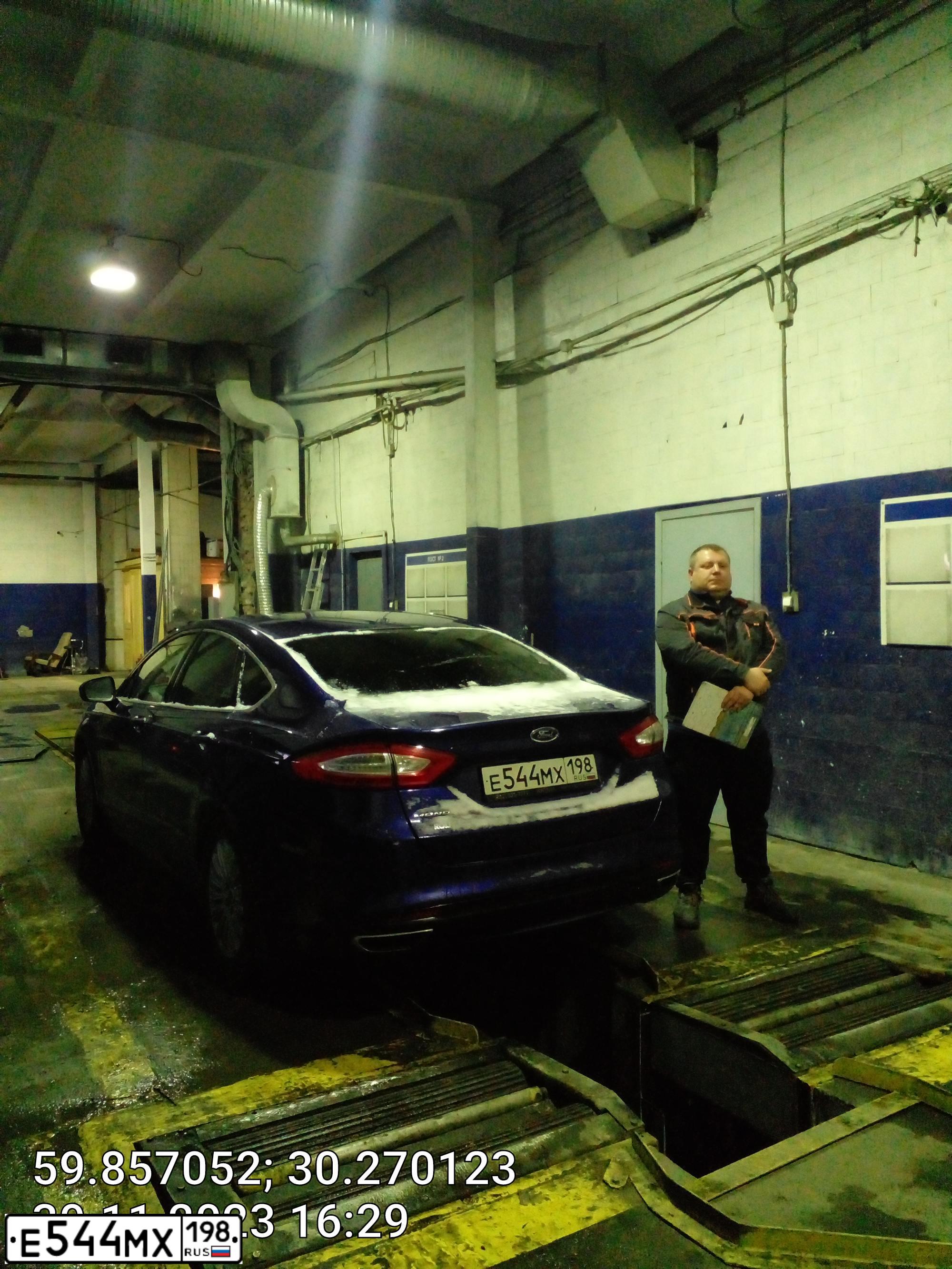 Фото автомобиля FORD MONDEO, 2015 — госномер Е544МХ198. Цвет: синий
