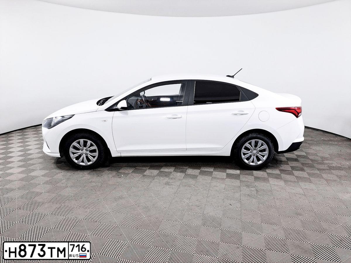 Фото автомобиля HYUNDAI SOLARIS, 2021 — госномер У875АР716. Цвет: Белый