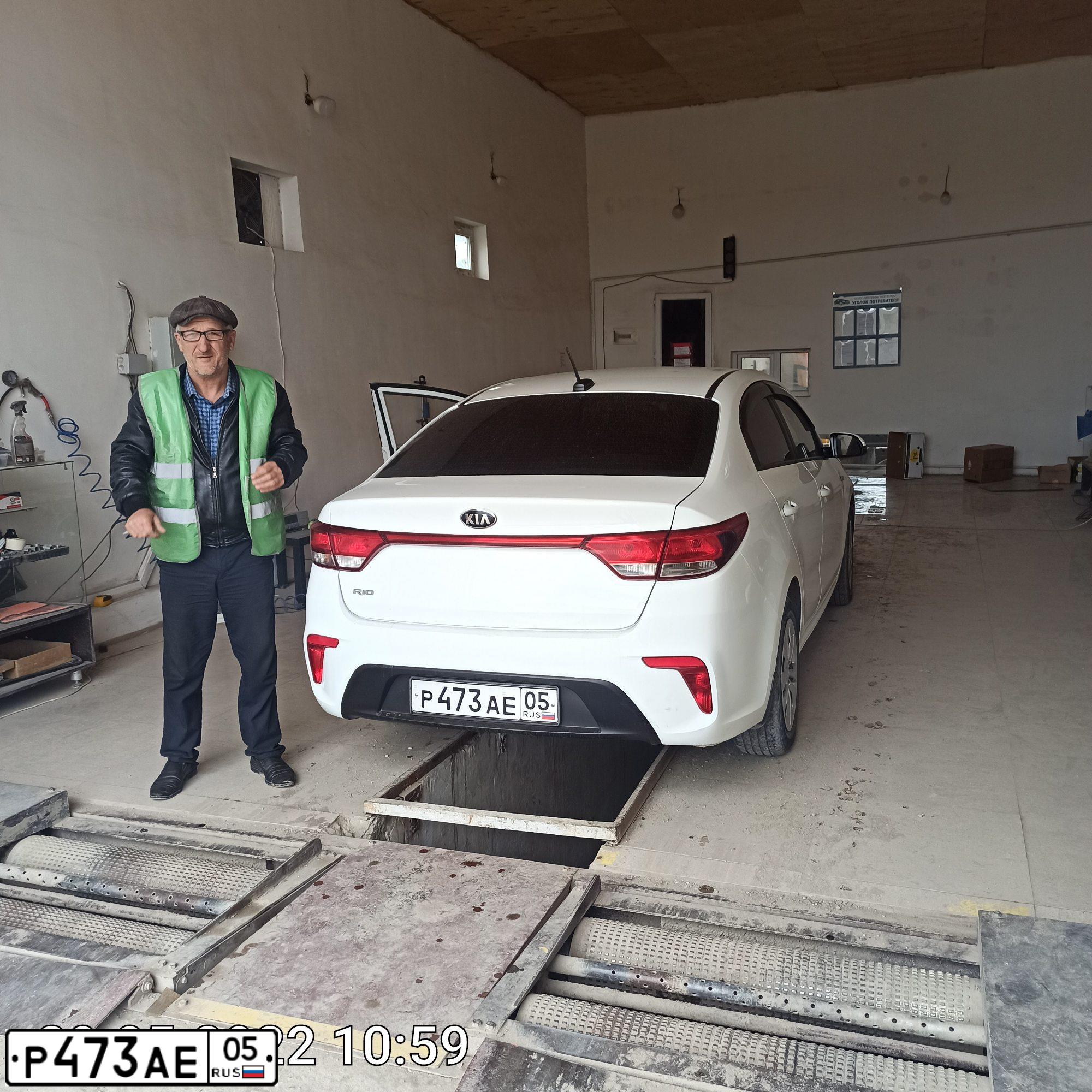 Фото автомобиля KIA RIO, 2018 — госномер Р046ОЕ799. Цвет: Белый