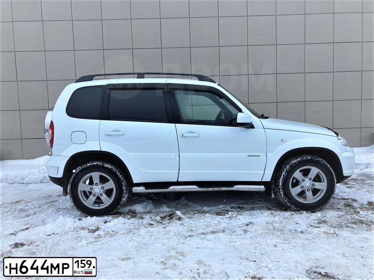 Фото автомобиля CHEVROLET NIVA, 2014 — госномер Р313НО196. Цвет: ЯРКО-БЕЛЫЙ