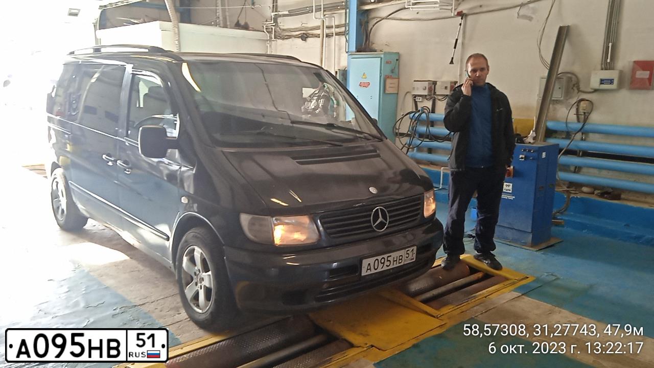 Фото автомобиля MERCEDES V-KLASSE, 1999 — госномер А095НВ51. Цвет: 30ЛОТ ТЕМНО-ЗЕЛЕНЫЙ