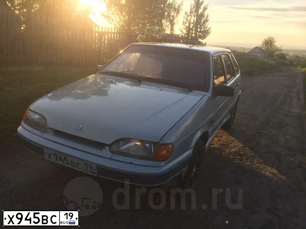 Фото автомобиля LADA 2114 SAMARA, 2005 — госномер Х945ВС19. Цвет: Серебристо-желто-голубой