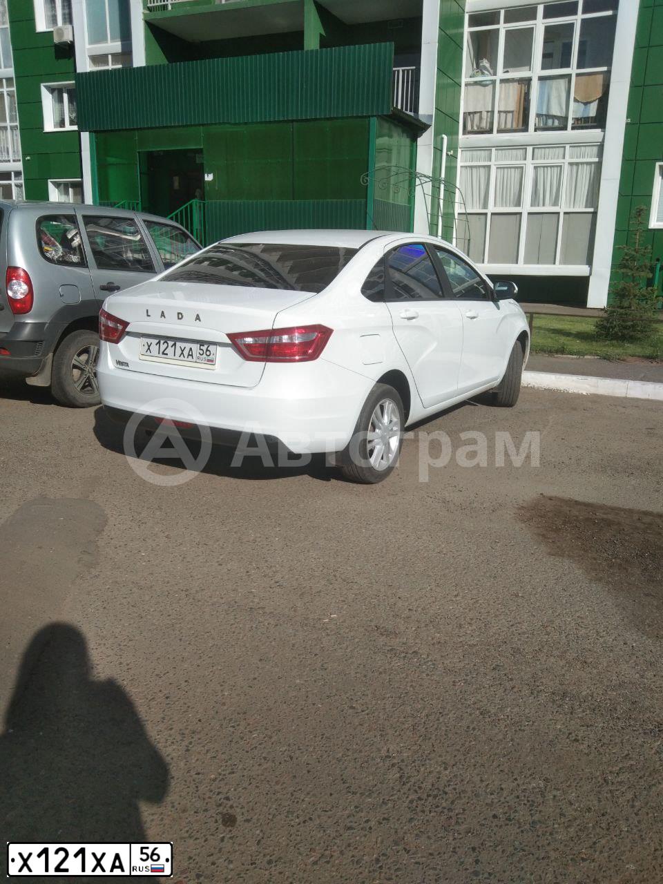 Фото автомобиля LADA VESTA, 2019 — госномер Х121ХА56. Цвет: БЕЛЫЙ