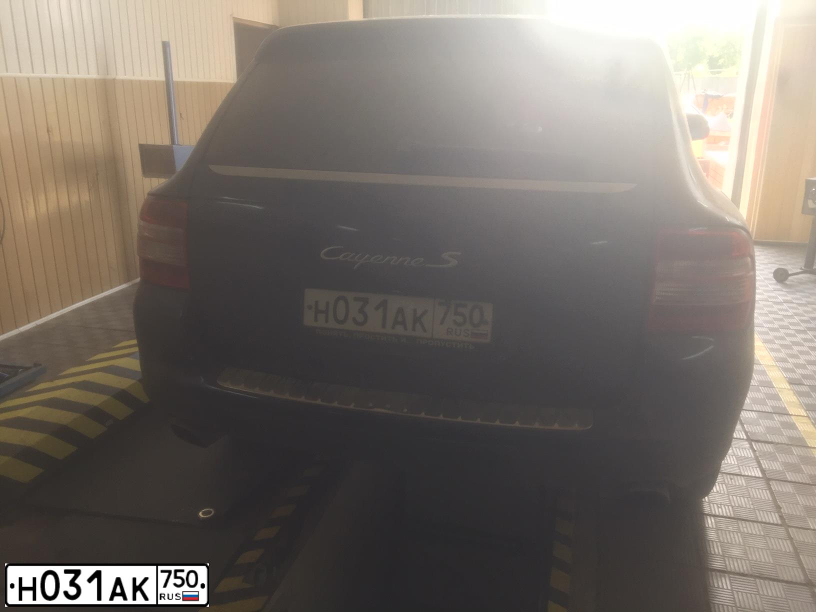 Фото автомобиля PORSCHE CAYENNE, 2003 — госномер В005НЕ177. Цвет: синий