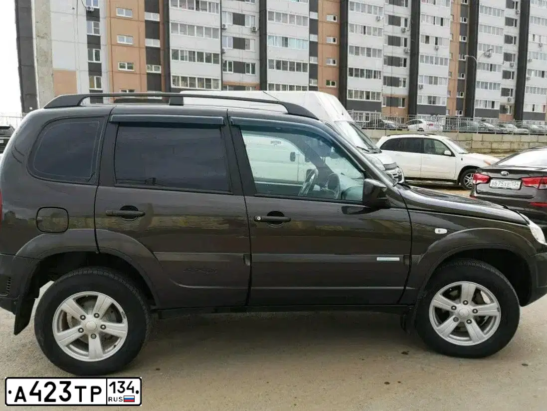 Фото автомобиля CHEVROLET NIVA, 2014 — госномер Е747СВ134. Цвет: Зелено-коричневый металлик