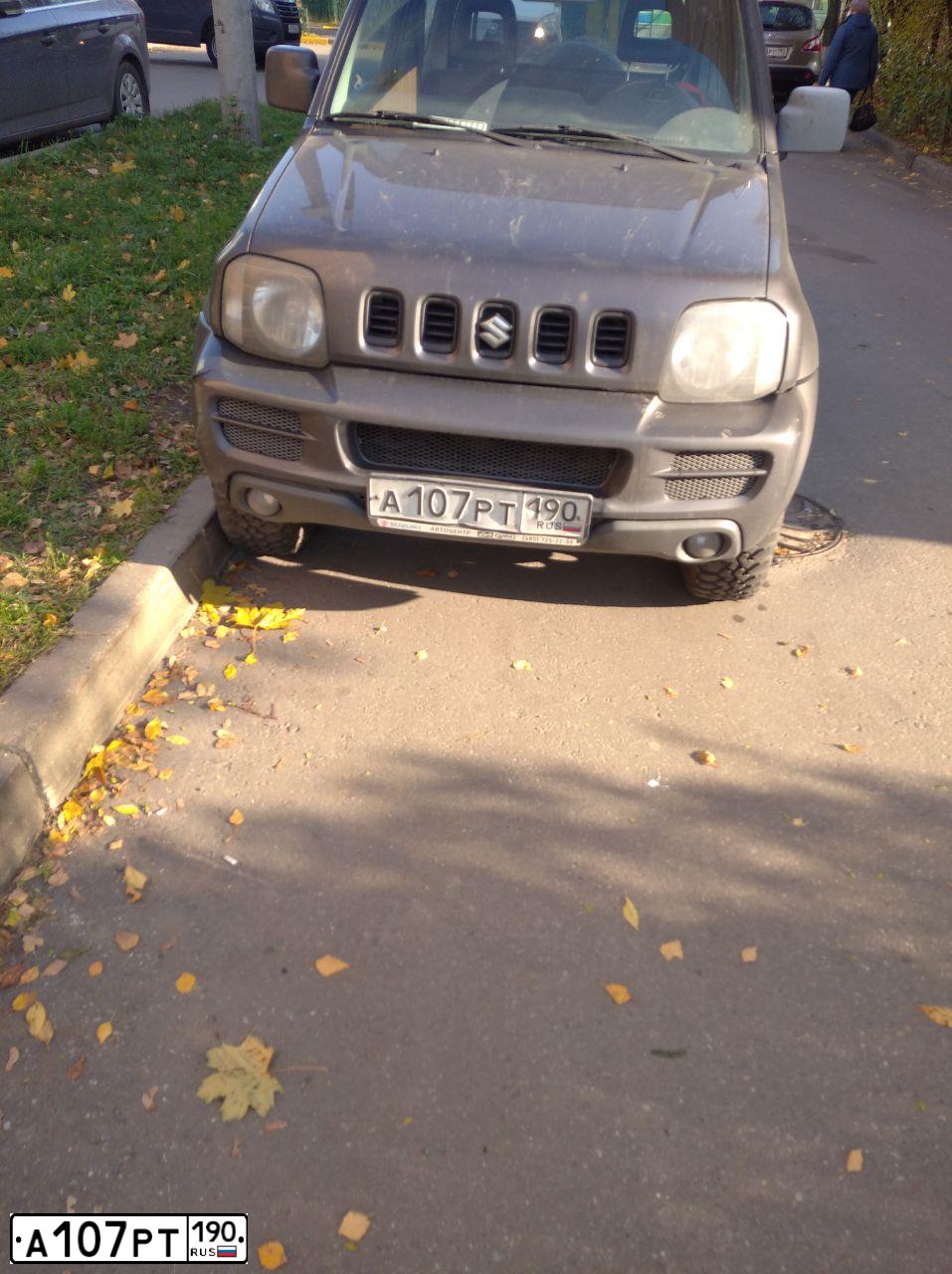 Фото автомобиля SUZUKI JIMNY, 2011 — госномер А107РТ190. Цвет: СЕРЫЙ