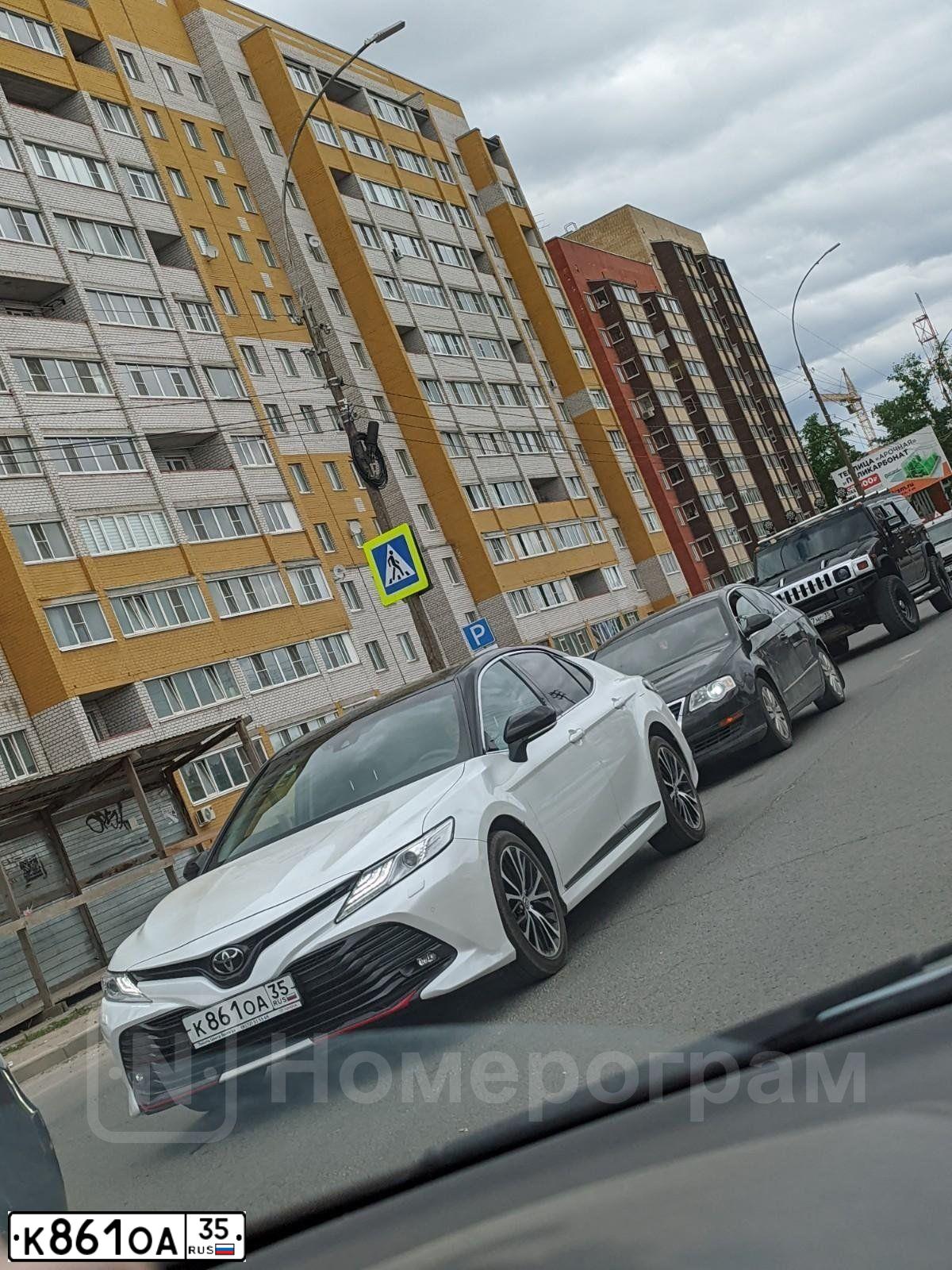 Фото автомобиля TOYOTA CAMRY, 2020 — госномер К861ОА35. Цвет: Многоцветный Белый-Черный