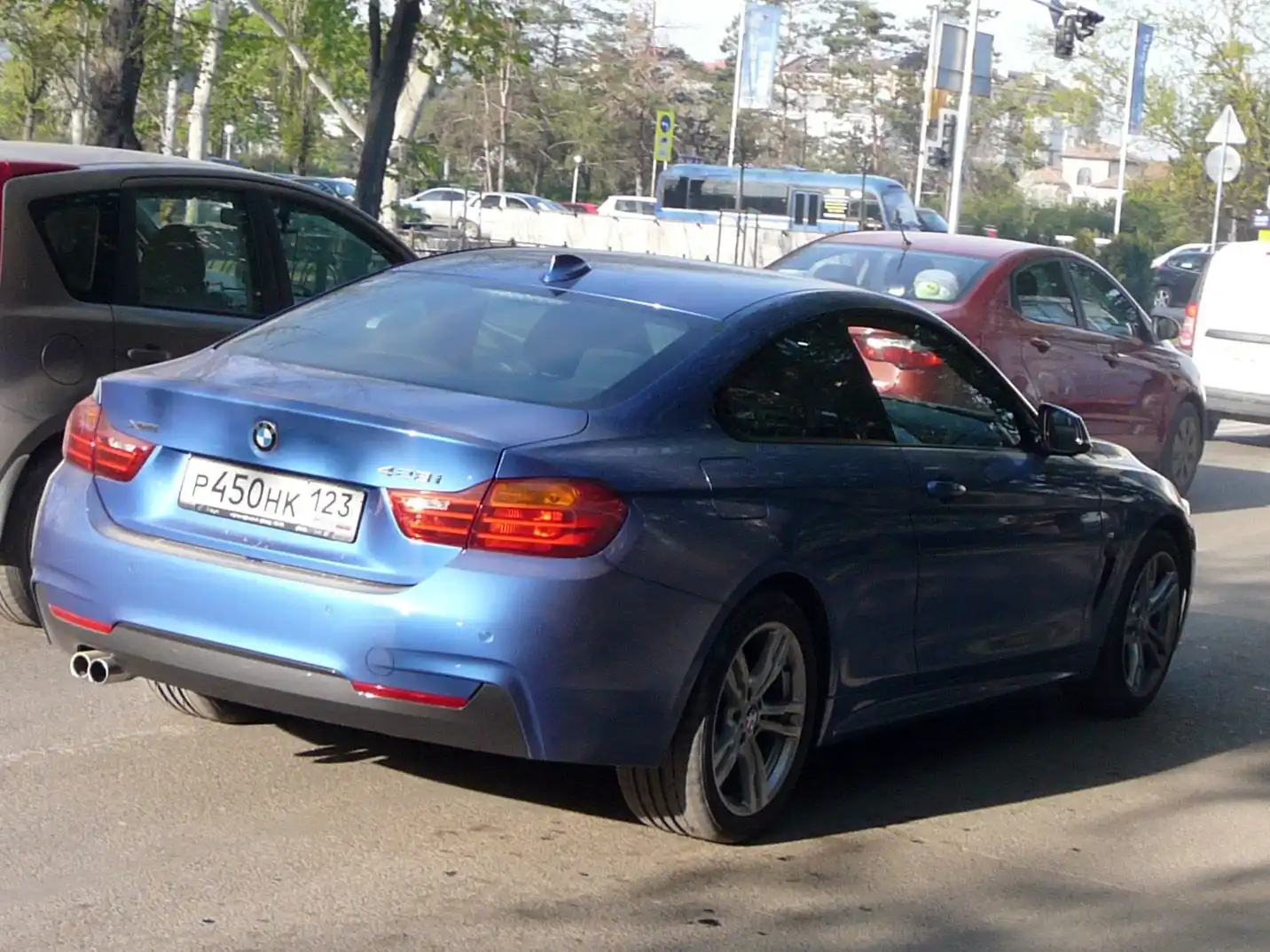 Фото автомобиля BMW SERIE 4, 2013 — госномер М717РВ82. Цвет: синий