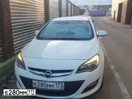 Фото автомобиля OPEL ASTRA, 2012 — госномер Е280ММ177. Цвет: Белый