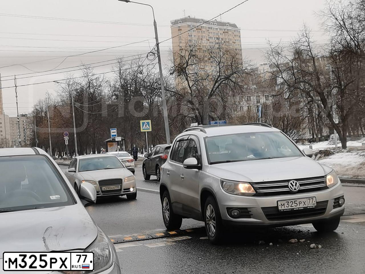 Фото автомобиля VOLKSWAGEN TIGUAN, 2012 — госномер М325РХ77. Цвет: СЕРЕБРИСТЫЙ