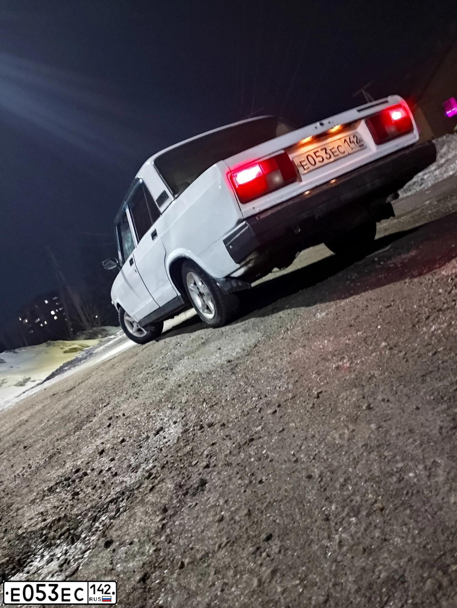 Фото автомобиля LADA 2105, 2005 — госномер Е053ЕС142. Цвет: ЯРКО БЕЛЫЙ