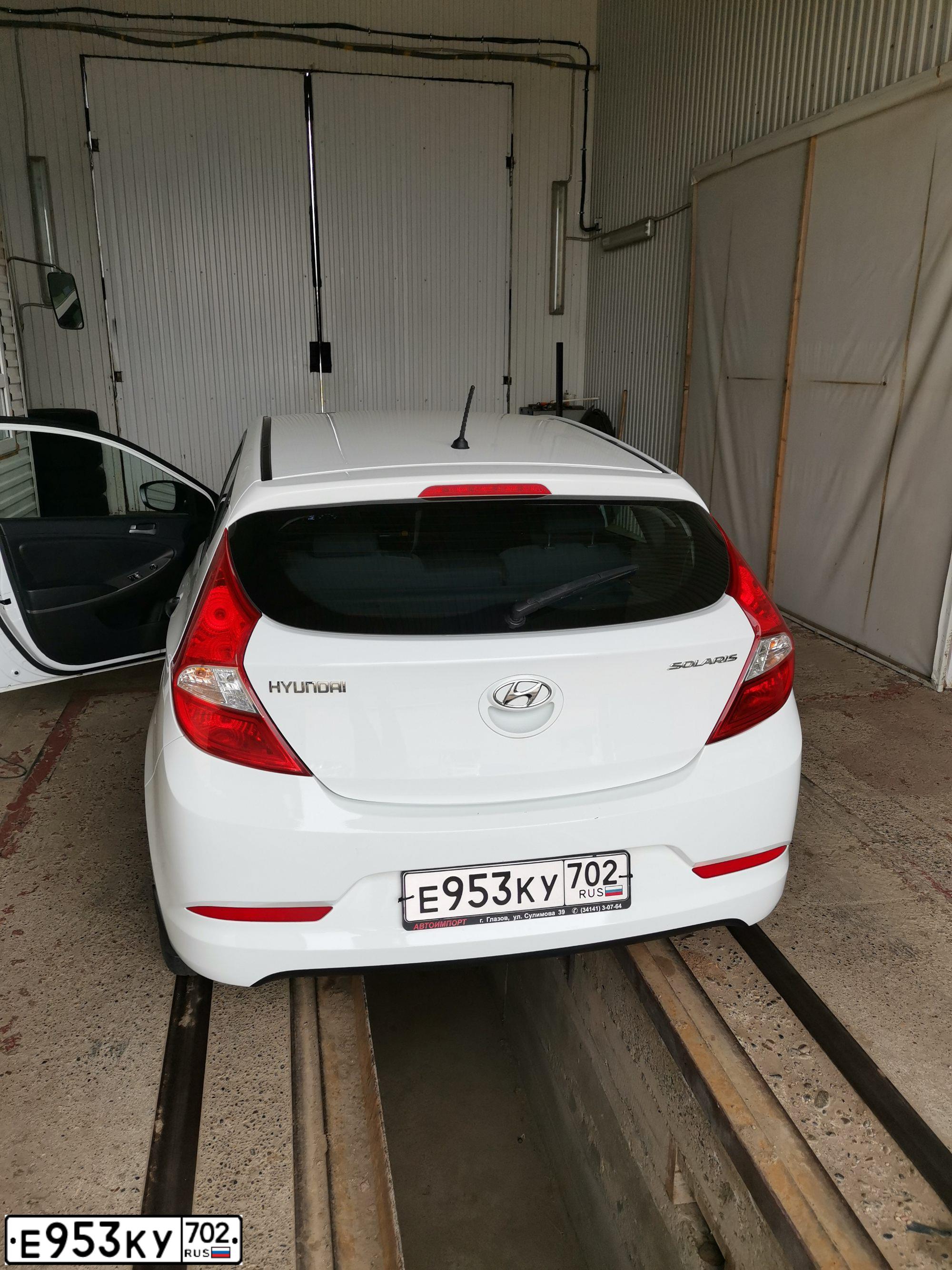 Фото автомобиля HYUNDAI SOLARIS, 2014 — госномер Е953КУ702. Цвет: Белый