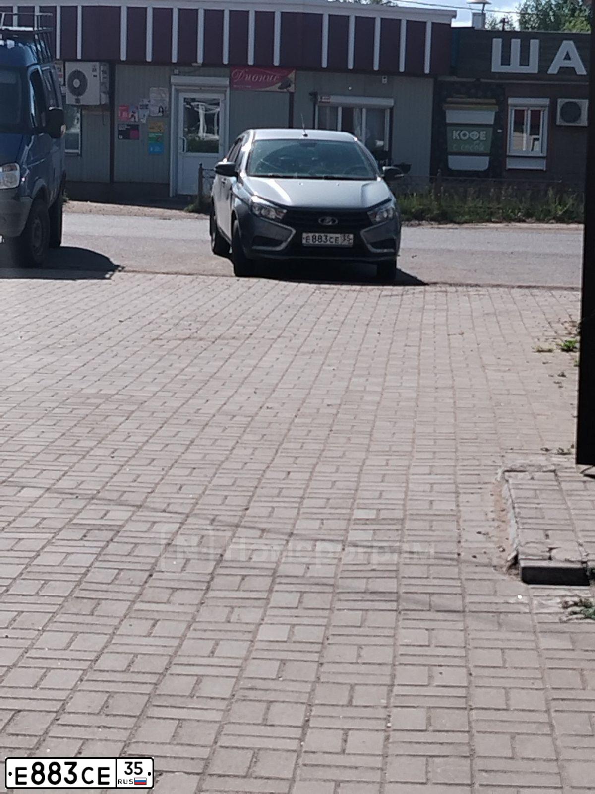 Фото автомобиля LADA VESTA, 2016 — госномер Е883СЕ35. Цвет: СЕРЫЙ