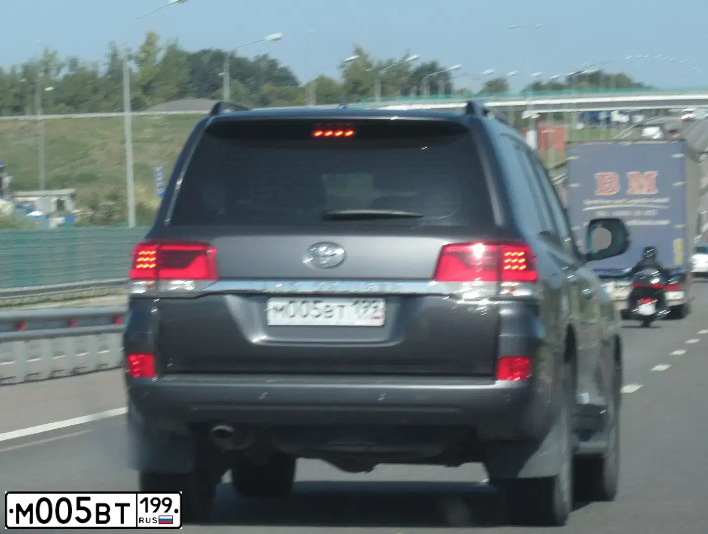 Фото автомобиля TOYOTA LAND CRUISER 200, 2015 — госномер С561ВВ550. Цвет: СЕРЫЙ
