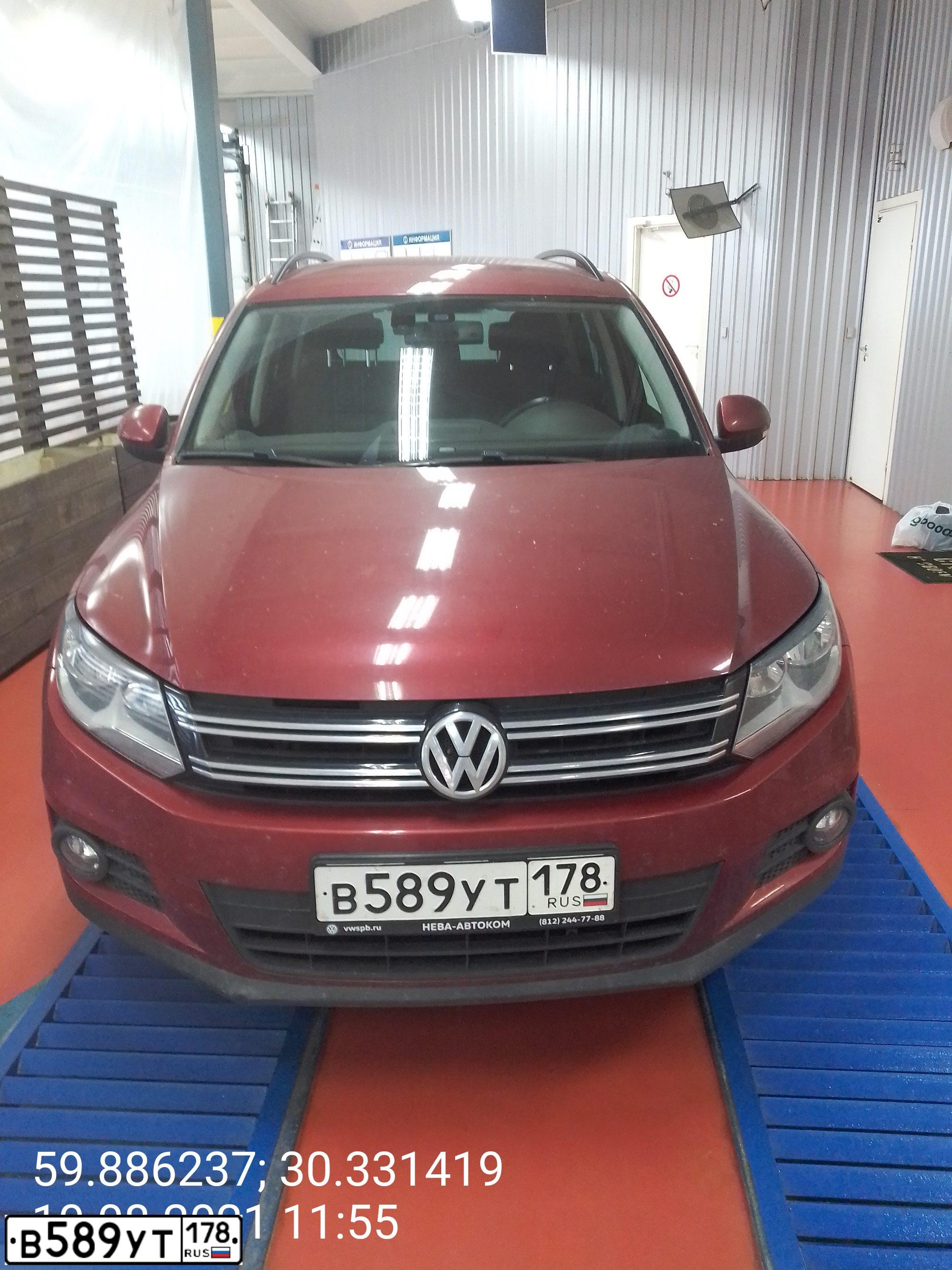 Фото автомобиля VOLKSWAGEN TIGUAN, 2016 — госномер В589УТ178. Цвет: ВИШНЕВО-КРАСНЫЙ