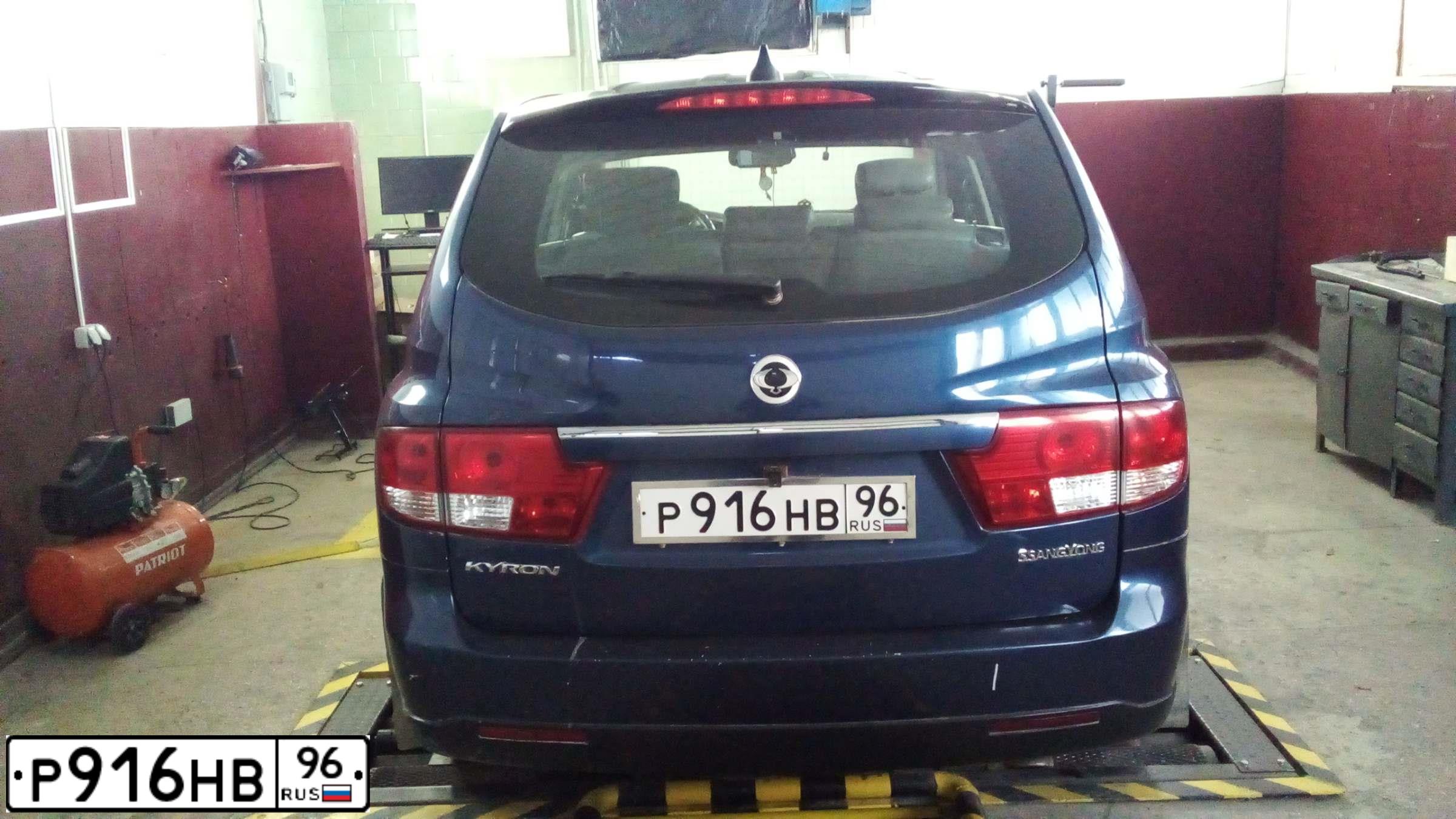 Фото автомобиля SSANGYONG KYRON, 2010 — госномер Р916НВ96. Цвет: СИНИЙ